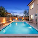 Villa Vesna For 6 Persons Near With 32 M2 Private Pool, Kids Playground & Free Bikes *