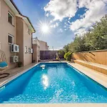 Vesna For 6 Persons Near With 32 M2 Private Pool, Kids Playground & Free Bikes Pula