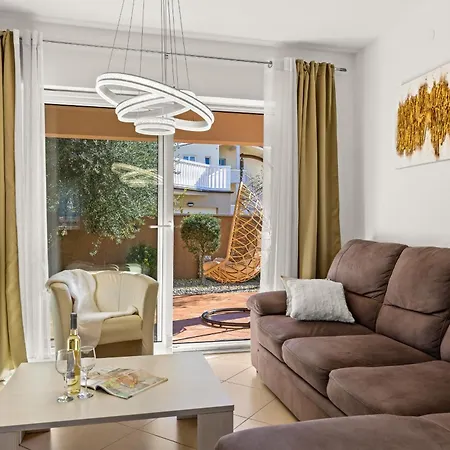 Vesna For 6 Persons Near With 32 M2 Private Pool, Kids Playground & Free Bikes Pula