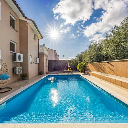 Vesna For 6 Persons Near With 32 M2 Private Pool, Kids Playground & Free Bikes Pula