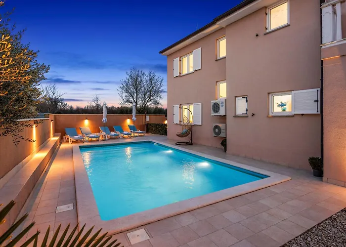 Vesna For 6 Persons Near With 32 M2 Private Pool, Kids Playground & Free Bikes Villa Pula