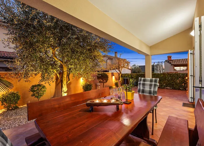 Vesna For 6 Persons Near With 32 M2 Private Pool, Kids Playground & Free Bikes Villa Pula