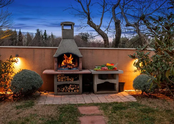 Vesna For 6 Persons Near With 32 M2 Private Pool, Kids Playground & Free Bikes Pula