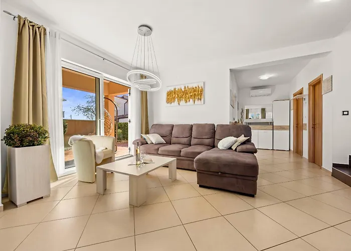 Vila Vesna For 6 Persons Near With 32 M2 Private Pool, Kids Playground & Free Bikes *