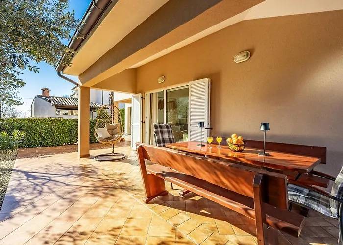 Vesna For 6 Persons Near With 32 M2 Private Pool, Kids Playground & Free Bikes Vila Pula