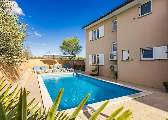 Vesna For 6 Persons Near With 32 M2 Private Pool, Kids Playground & Free Bikes Vila