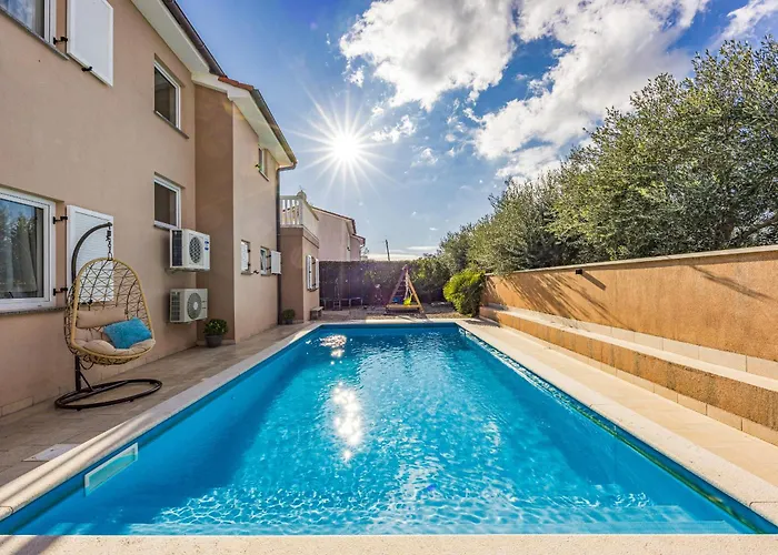 Vesna For 6 Persons Near With 32 M2 Private Pool, Kids Playground & Free Bikes Pula