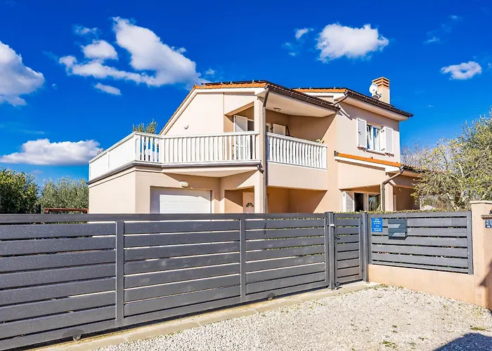 Vesna For 6 Persons Near With 32 M2 Private Pool, Kids Playground & Free Bikes Vila Pula